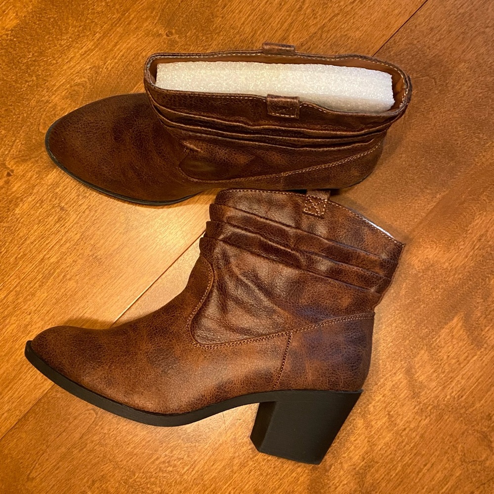 Arizona Gianna Booties Brown 9.5 Wide